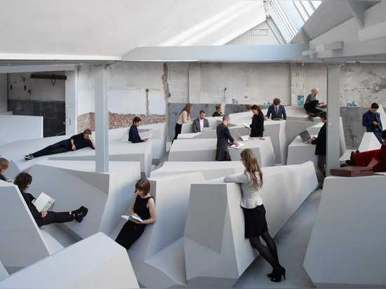 Le bureau conceptuel permute des chaises et des bureaux pour « le paysage de travail expérimental »