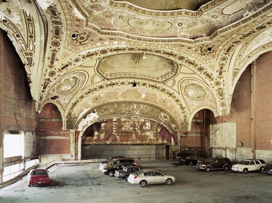 Le théâtre 1929 du Michigan à Detroit sert maintenant de parking, le disonnance entre son architecture et utilisation courante symptomatiques de l'ancienne du déclin inexorable ville industrielle d...