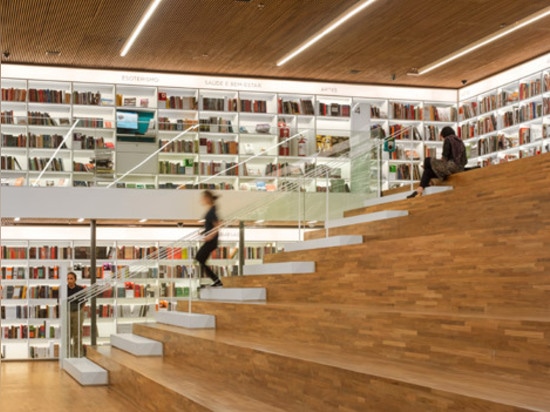 Les murs de librairie de São Paulo sont « plaqués avec des livres » de plancher au plafond