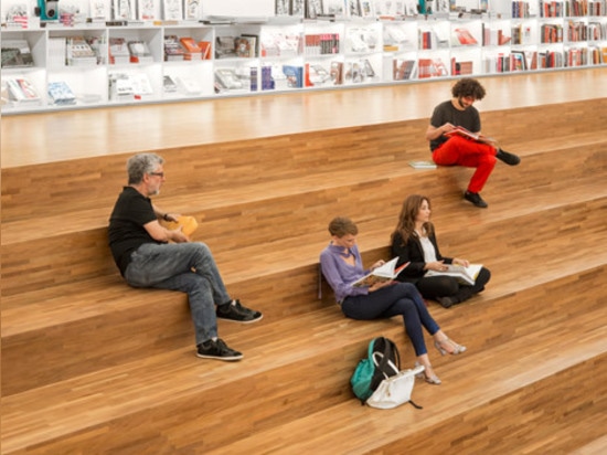 Les murs de librairie de São Paulo sont « plaqués avec des livres » de plancher au plafond