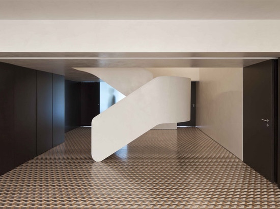 Correia/Ragazzi Arquitectos ajoutent courber l'escalier blanc à un appartement portugais transformé