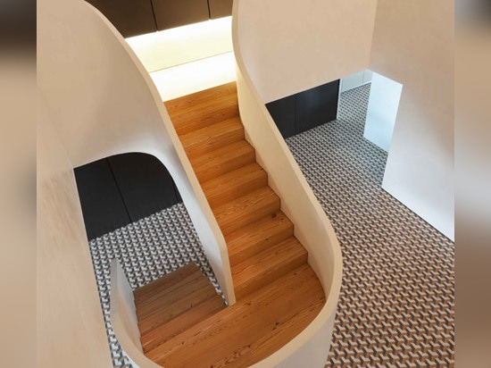 Correia/Ragazzi Arquitectos ajoutent courber l'escalier blanc à un appartement portugais transformé