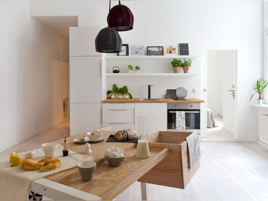 Appartement de Berlin de restyles de Sarah Van Peteghem avec les lampes et les câbles de laine