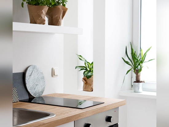 Appartement de Berlin de restyles de Sarah Van Peteghem avec les lampes et les câbles de laine