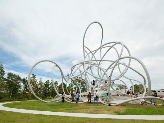 Cette sculpture est conçue pour que des enfants s'élèvent dessus