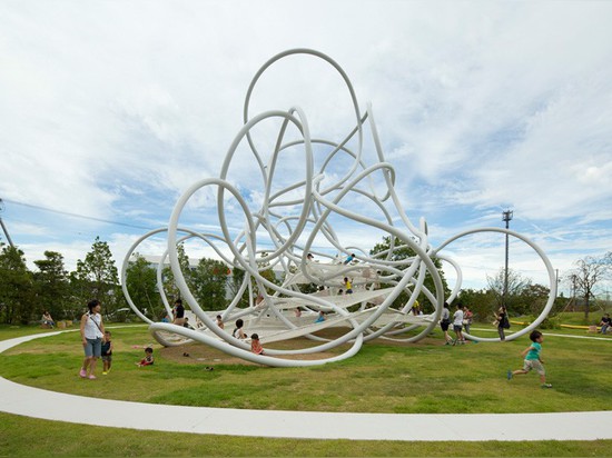 Cette sculpture est conçue pour que des enfants s'élèvent dessus