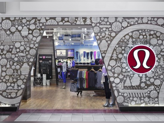 Ce magasin de Lululemon ? la façade de s est un collage du langage figuré localement inspiré fait à partir du bois sablé