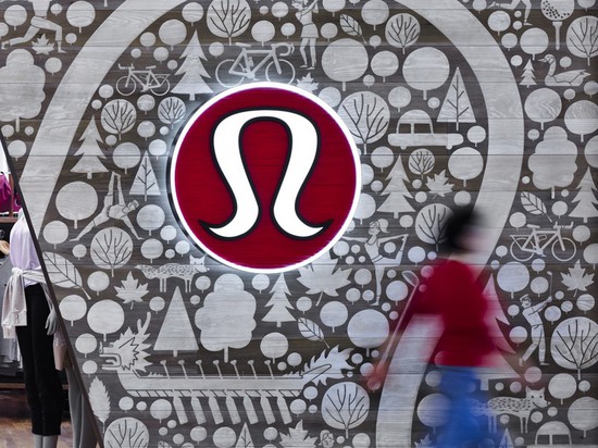 Ce magasin de Lululemon ? la façade de s est un collage du langage figuré localement inspiré fait à partir du bois sablé