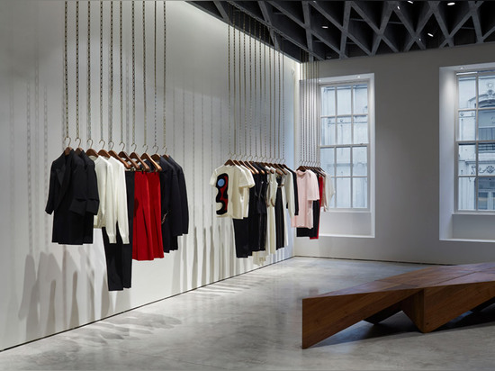 Intérieur de magasin de Londres de conceptions de Farshid Moussavi pour Victoria Beckham