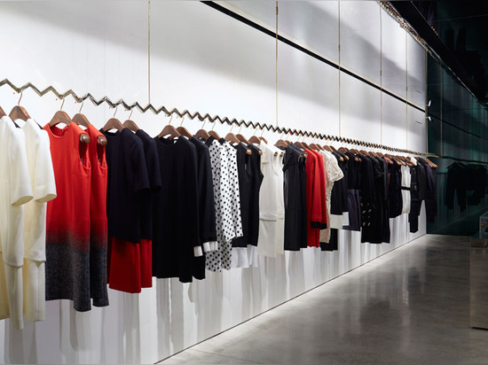 Intérieur de magasin de Londres de conceptions de Farshid Moussavi pour Victoria Beckham