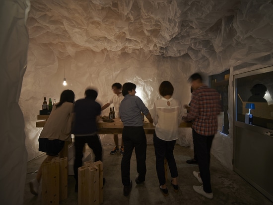 Le papier chiffonné transforme une galerie en grotte-comme barre de Yorunoma au Japon