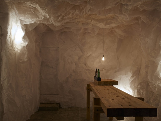 Le papier chiffonné transforme une galerie en grotte-comme barre de Yorunoma au Japon