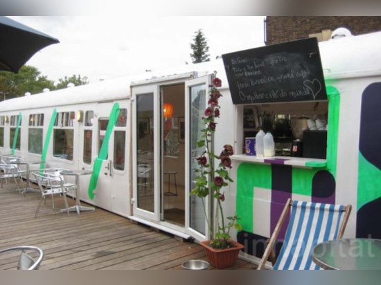 Le café de Deptford de Londres transforme un vieux chariot de train en restaurant d'Eco