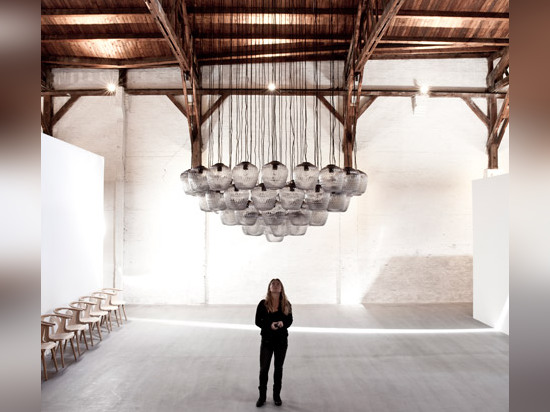 Les architectes de norme crée le « village » des cubes blancs à l'intérieur de la salle d'exposition de &amp;tradition