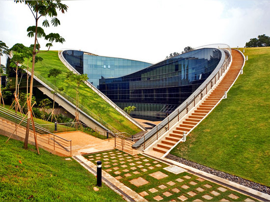 Un toit vert de tourbillonnement complète l'université technique magnifique de Nanyang à Singapour