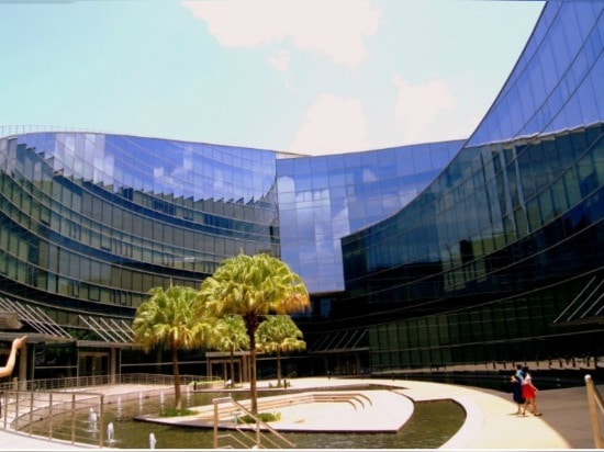 Un toit vert de tourbillonnement complète l'université technique magnifique de Nanyang à Singapour