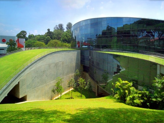 Un toit vert de tourbillonnement complète l'université technique magnifique de Nanyang à Singapour