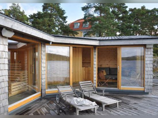 Le sauna bois de construction-plaqué de Murman Arkitekter absorbe des vues de bord de la mer de stupéfaction à Stockholm