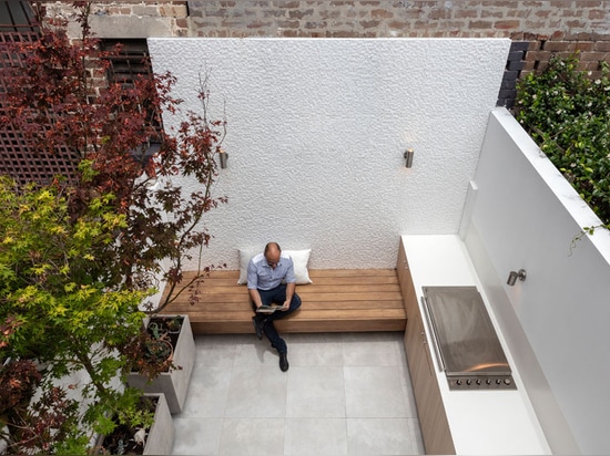 La cuisine dans cette Chambre coule de l'intérieur dans l'extérieur