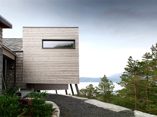 La cabine de vacances de Rever et de Drage comporte les cosses en bois qui encadrent des vues d'un fjord norvégien