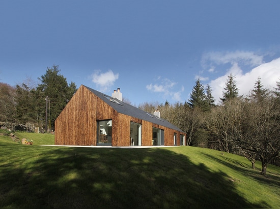 A449 convertit le cottage écossais en maison de l'auteur avec le revêtement roussi de mélèze