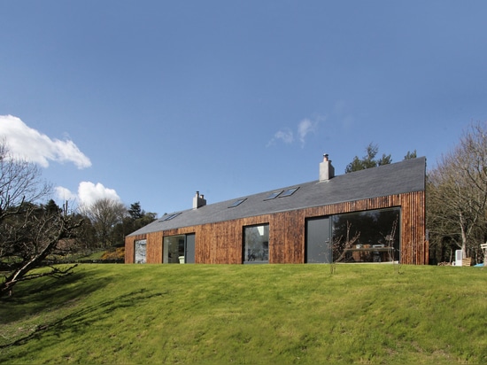 A449 convertit le cottage écossais en maison de l'auteur avec le revêtement roussi de mélèze