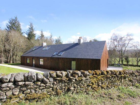 A449 convertit le cottage écossais en maison de l'auteur avec le revêtement roussi de mélèze