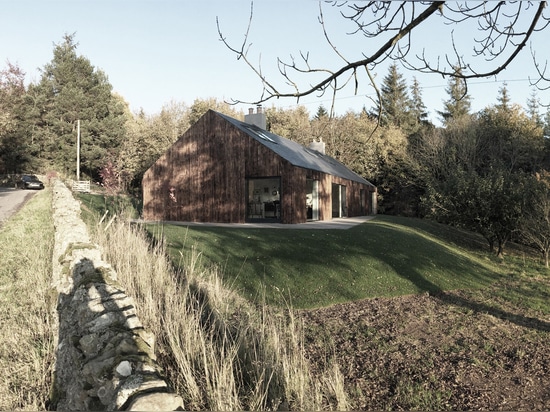 A449 convertit le cottage écossais en maison de l'auteur avec le revêtement roussi de mélèze