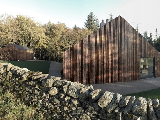 A449 convertit le cottage écossais en maison de l'auteur avec le revêtement roussi de mélèze