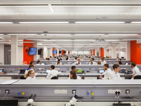 L'aluminium de ondulation affronte des laboratoires d'université de Bristol par Sheppard Robson