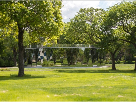Tambour-comme le pavillon par GH3 crée une présence rougeoyante dans un parc canadien de ville