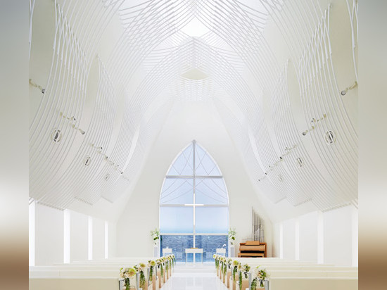 la chapelle Ardoise-plaquée par Eriko Kasahara revendique une structure voile-inspirée de plafond