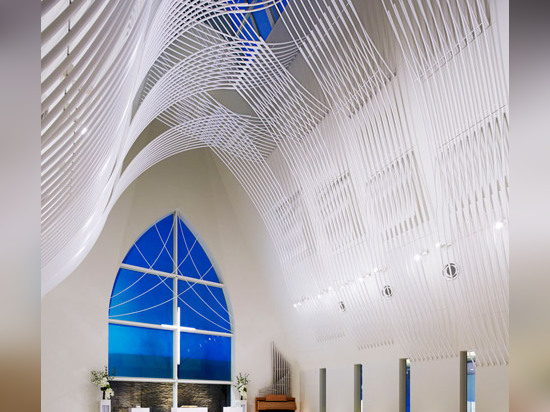 la chapelle Ardoise-plaquée par Eriko Kasahara revendique une structure voile-inspirée de plafond