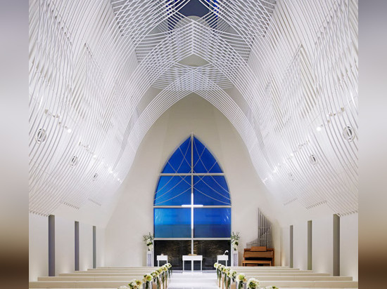 la chapelle Ardoise-plaquée par Eriko Kasahara revendique une structure voile-inspirée de plafond