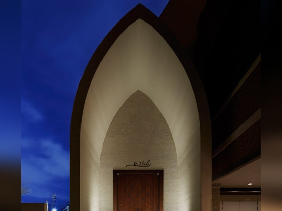 la chapelle Ardoise-plaquée par Eriko Kasahara revendique une structure voile-inspirée de plafond