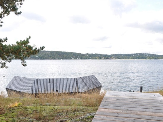 le sauna Pin-plaqué par Murman Arkitekter se repose sur l'archipel de Stockholm