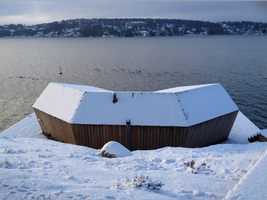 le sauna Pin-plaqué par Murman Arkitekter se repose sur l'archipel de Stockholm