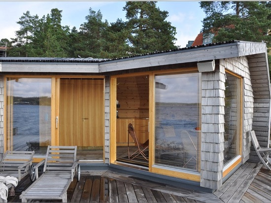 le sauna Pin-plaqué par Murman Arkitekter se repose sur l'archipel de Stockholm