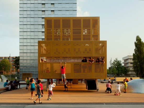 La BASE ajoute un playpark plaqué de métal à un lotissement de Bordeaux