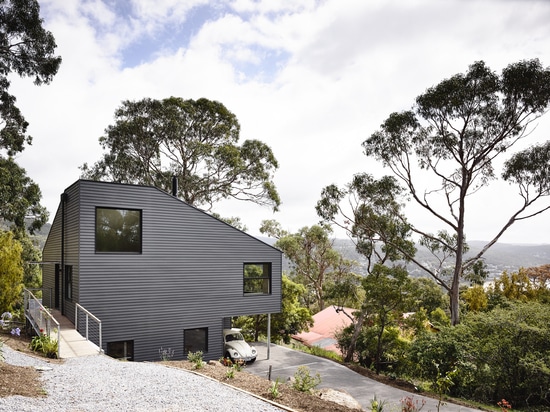 La Chambre de colline de Lorne est une résidence de retraite construite parmi des arbres sur le littoral de l'Australie