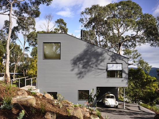 La Chambre de colline de Lorne est une résidence de retraite construite parmi des arbres sur le littoral de l'Australie