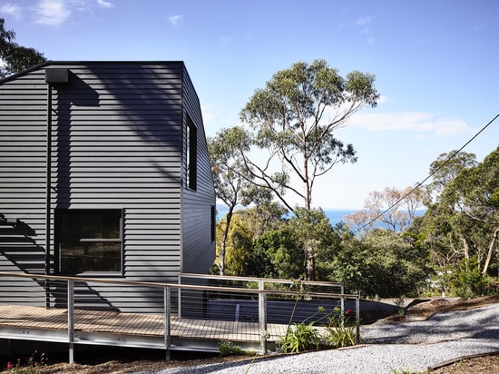 La Chambre de colline de Lorne est une résidence de retraite construite parmi des arbres sur le littoral de l'Australie