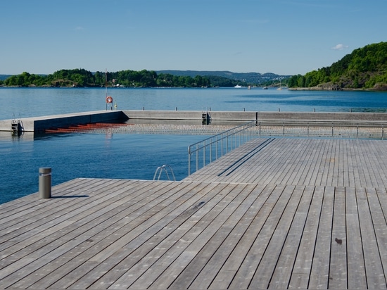 Piscine de mer de Kebony pour des nageurs de ville