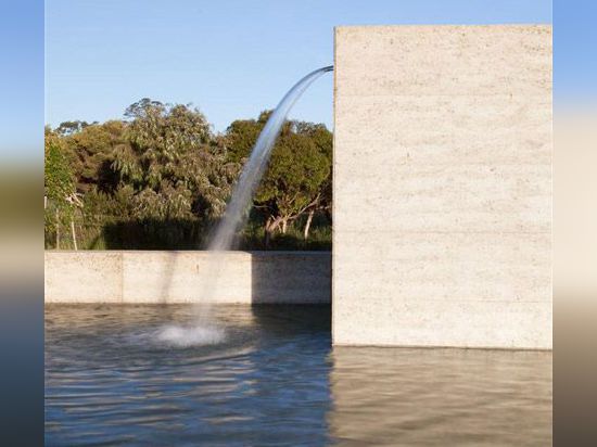 Le centre équestre sur la côte sud de l'Australie comporte un mur courbant de l'enfoncer-terre