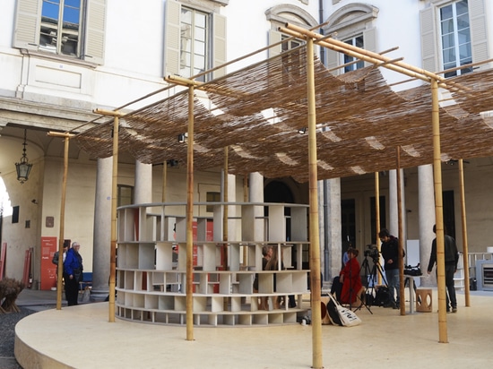 le kéré de Francis installe le pavillon en bambou et en pierre dans la cour de palazzo