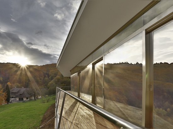 L'architecture d'amour accomplit la maison de deux moitiés donnant sur une vallée autrichienne