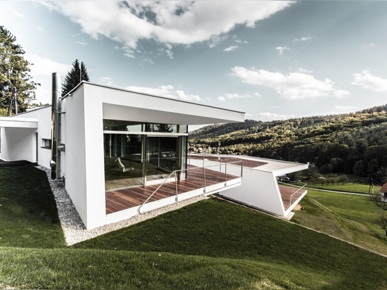 L'architecture d'amour accomplit la maison de deux moitiés donnant sur une vallée autrichienne