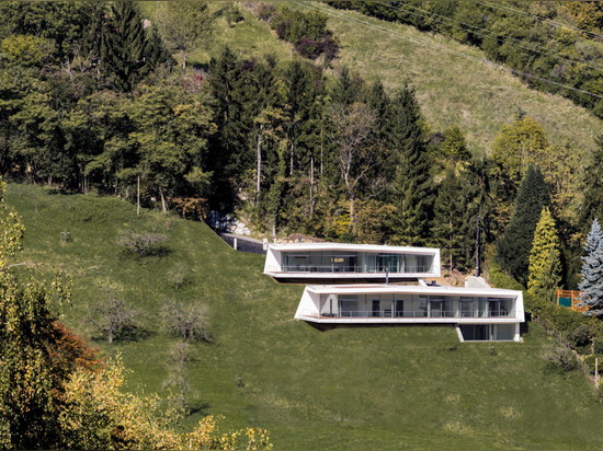 L'architecture d'amour accomplit la maison de deux moitiés donnant sur une vallée autrichienne