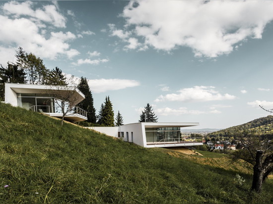 L'architecture d'amour accomplit la maison de deux moitiés donnant sur une vallée autrichienne