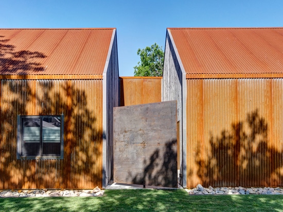 l'architecture de Buchanan accomplit sculptural corten la résidence en acier à Dallas